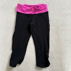 Lululemon cropped running leggings with little ruffles on the side size 2